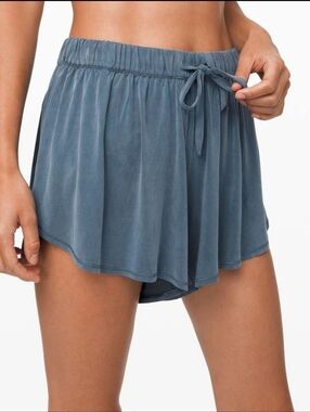 Lululemon Flow in Elegance Shorts in Code Blue size 6
